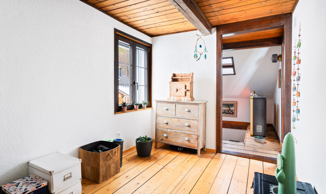 couloir avec plafond en bois, wood ceiling, inside property, hardwood floor, et plafond à poutres