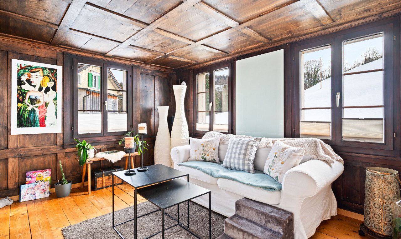 salon avec plafond en bois, wood ceiling, hardwood floor, mur en bois, et wood wall