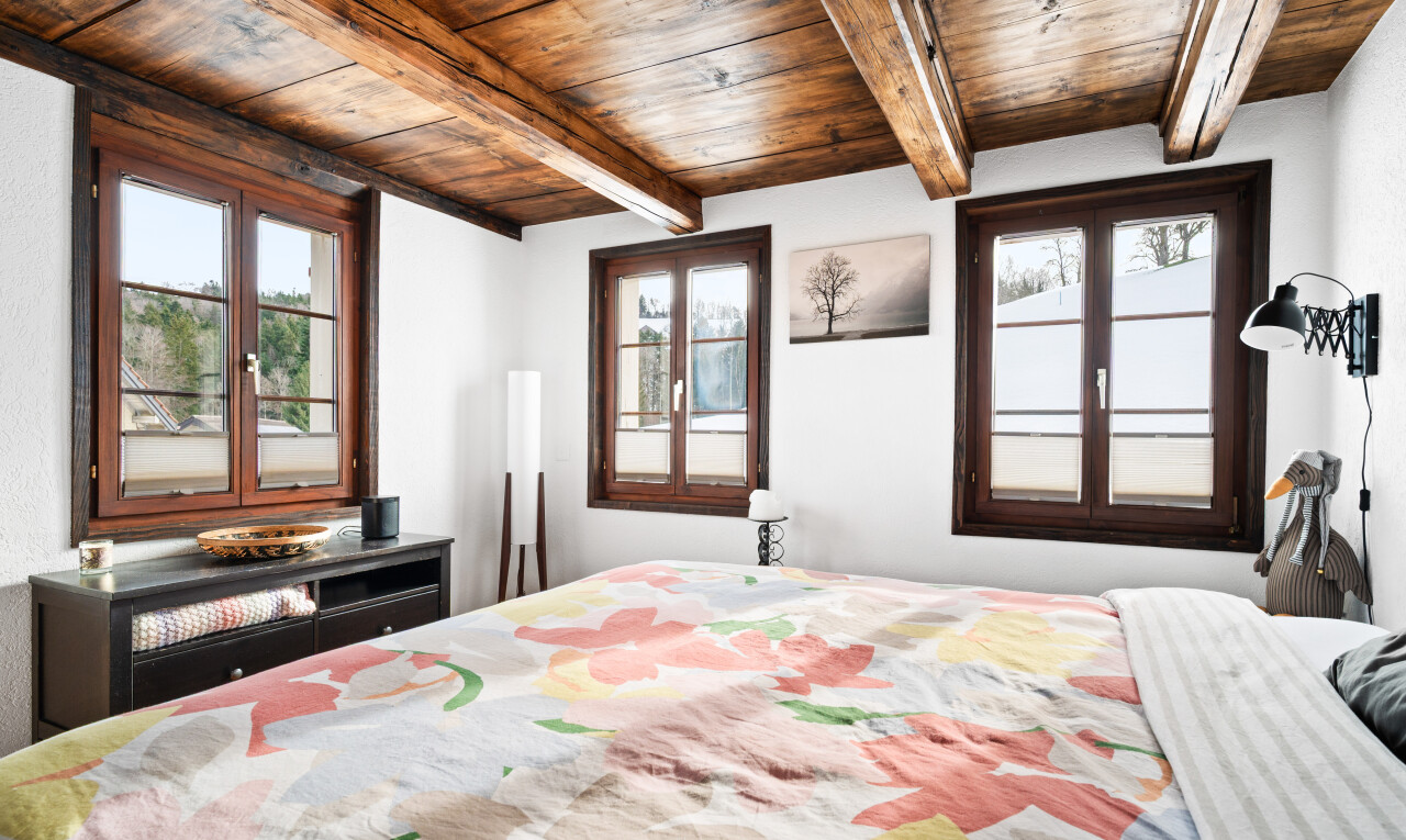 chambre avec wood ceiling, plafond en bois, inside property, beamed ceiling, et plafond à poutres