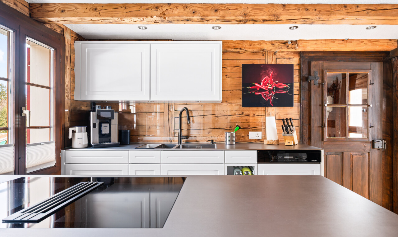 cuisine avec natural light, lumière naturelle, white cabinets, armoires blanches, et inside property