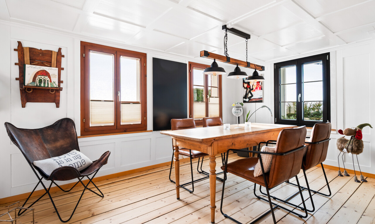 salle à manger avec sol en finition bois, wood finish floor, mur panneauté, paneling wall, et hardwood floor