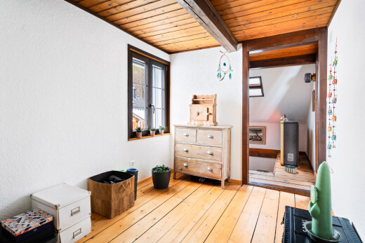 couloir avec plafond en bois, wood ceiling, inside property, hardwood floor, et plafond à poutres