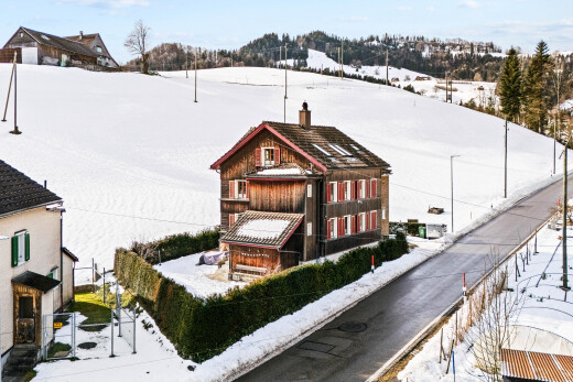 façade avec snow, cheminée, day time, drone view, et portail