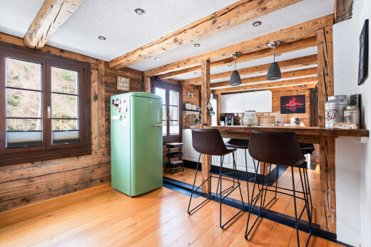 cuisine avec réfrigérateur, beamed ceiling, plafond à poutres, wood finish floor, et sol en finition bois