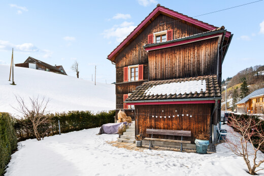 façade avec snow, bardage en bois, bardage vertical, day time, et property visible
