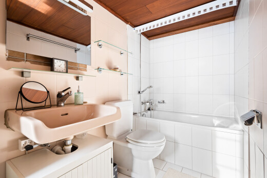 salle de bains avec salle de bain complète, toilette, wood ceiling, plafond en bois, et miroir