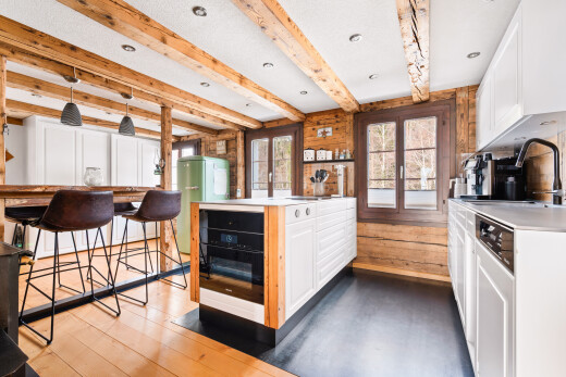 cuisine avec armoires blanches, white cabinets, plans de travail, light countertops, et sol en finition bois