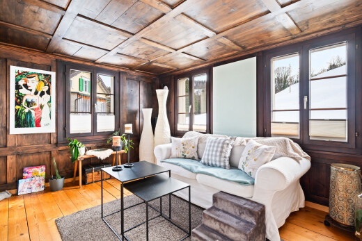 salon avec plafond en bois, wood ceiling, hardwood floor, mur en bois, et wood wall