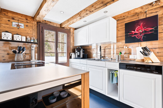 cuisine avec mur en bois, wood wall, white cabinets, armoires blanches, et lave-vaisselle