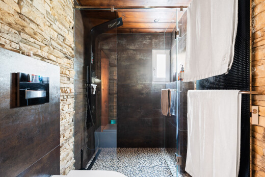 salle de bains avec douche, salle de bain complète, inside property, toilette, et lumière naturelle