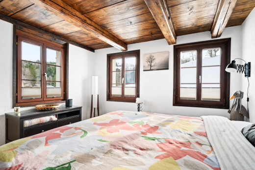chambre avec wood ceiling, plafond en bois, inside property, beamed ceiling, et plafond à poutres