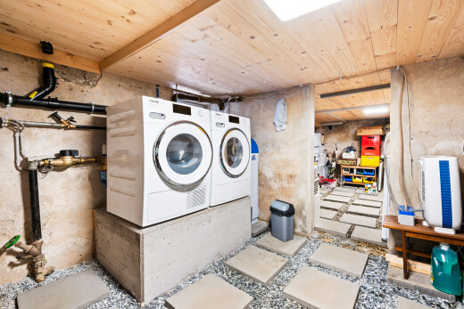 buanderie avec sous-sol, inside property, buanderie, wood ceiling, et plafond en bois