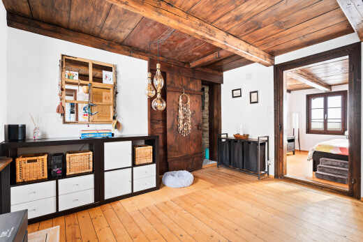 couloir avec wood ceiling, plafond en bois, hardwood floor, drywall, et cloison sèche