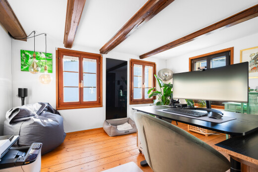 cuisine avec hardwood floor, télévision, wood finish floor, sol en finition bois, et beamed ceiling