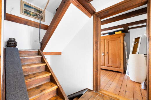 escaliers avec escaliers, hardwood floor, inside property, sol en finition bois, et wood finish floor