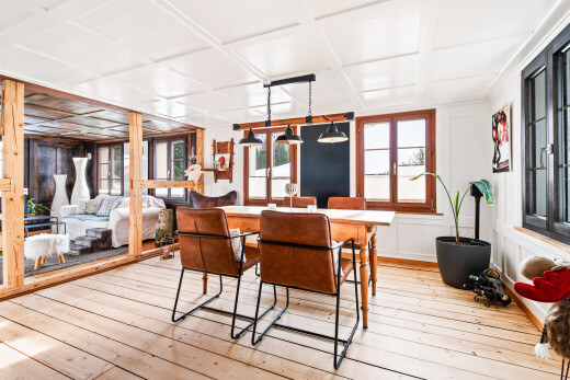 salle à manger avec hardwood floor, sol en finition bois, wood finish floor, mur panneauté, et paneling wall