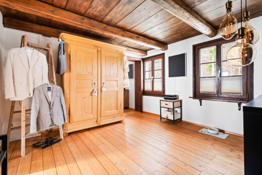 gym avec hardwood floor, plafond en bois, wood ceiling, sol en finition bois, et wood finish floor