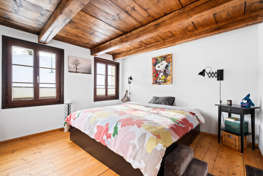 chambre avec plafond en bois, wood ceiling, hardwood floor, inside property, et sol en finition bois