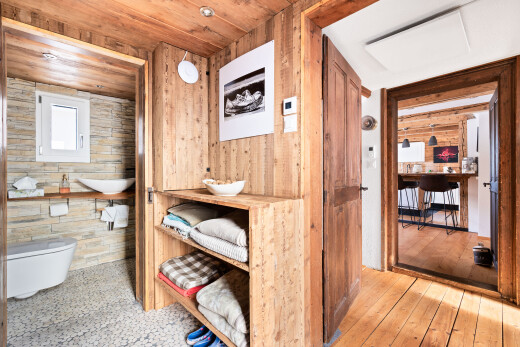 salle de bains avec wood wall, mur en bois, wood ceiling, plafond en bois, et inside property