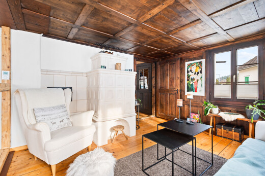 salon avec plafond en bois, wood ceiling, mur en bois, wood wall, et virtually staged