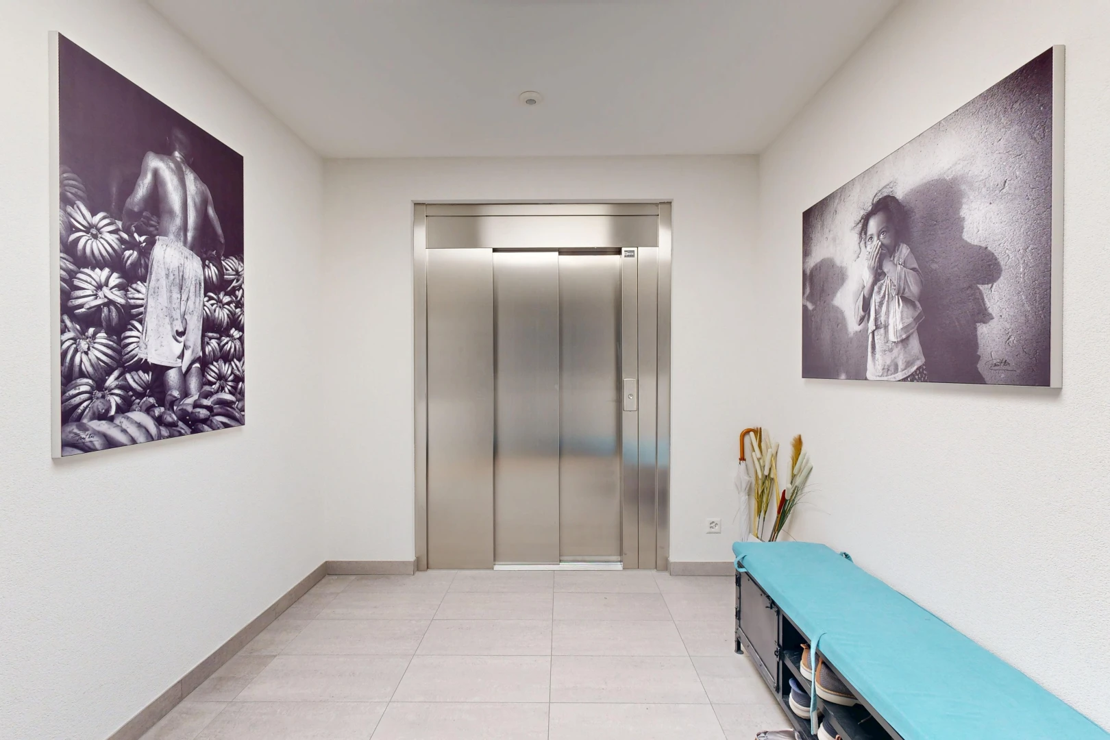 couloir avec ascenseur, light floor, inside community, plinthes murales, et baseboards wall