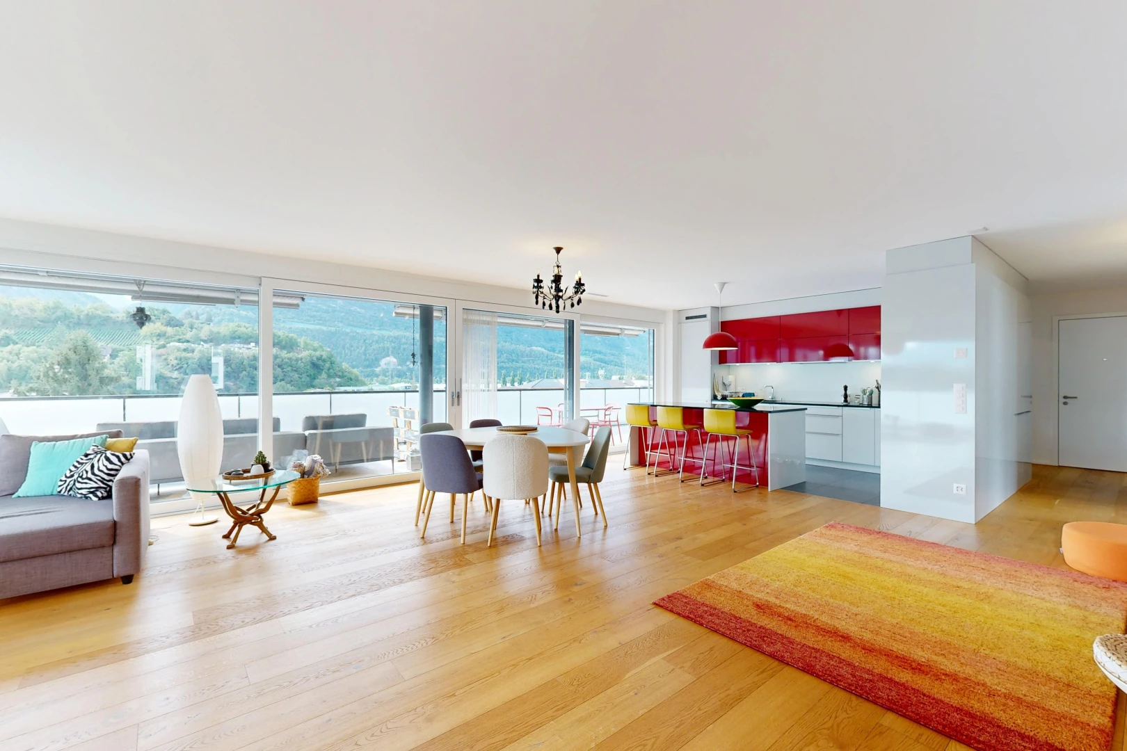 salon / salle à manger avec light floor, inside property, wood finish floor, sol en finition bois, et drywall