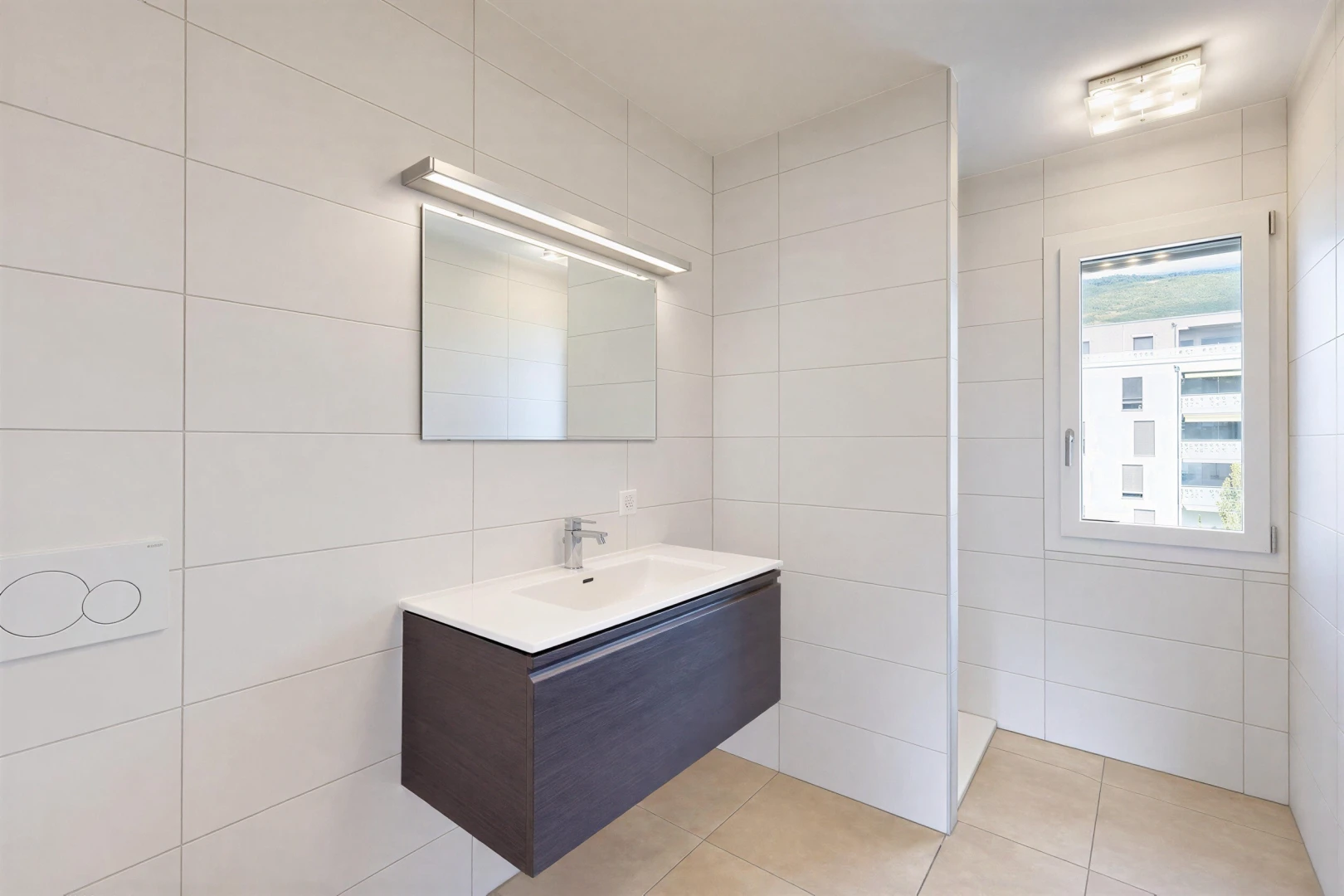 salle de bains avec mur en carrelage, tile wall, lavabo (ou coiffeuse selon le contexte), miroir, et sol en carrelage