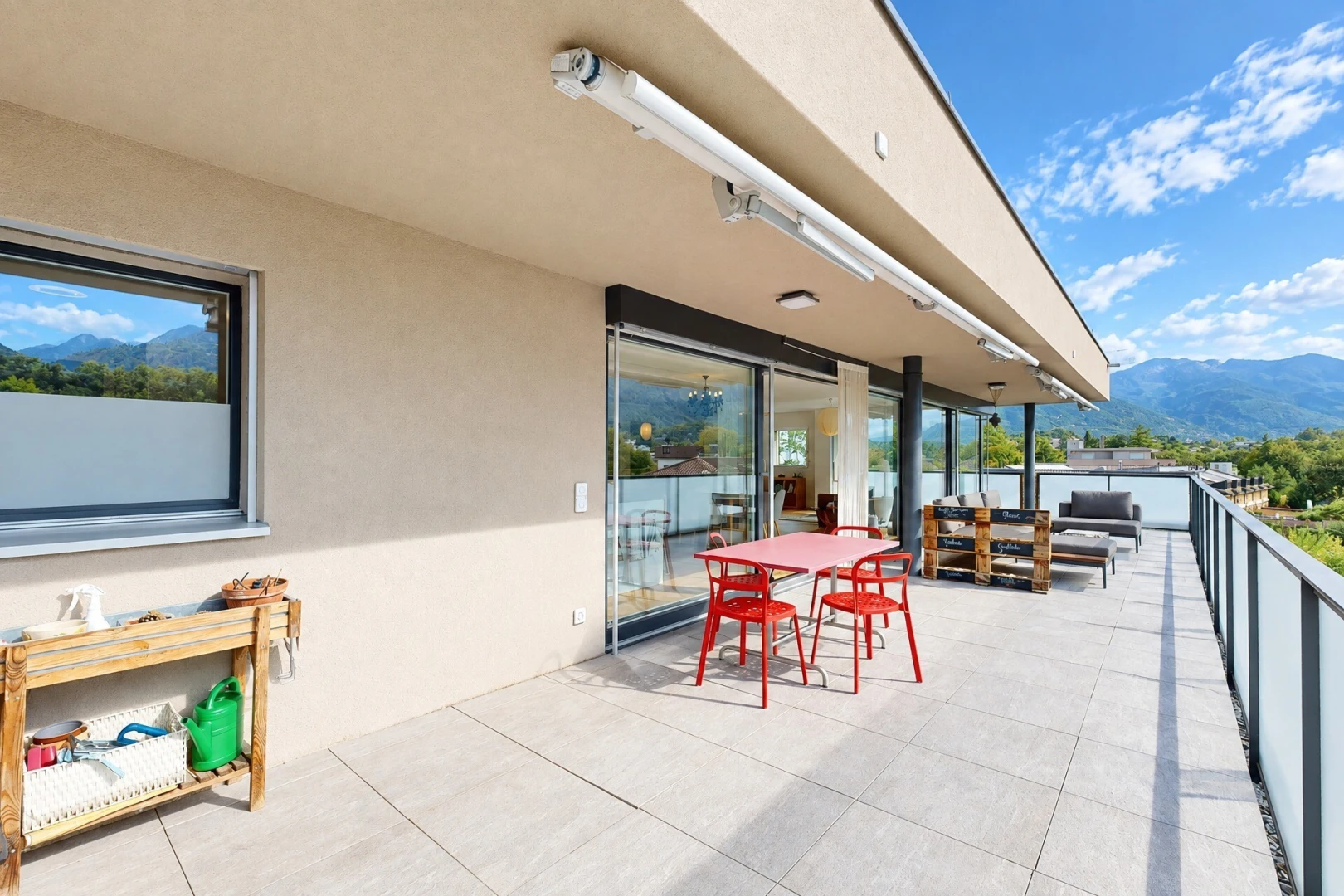 terrasse avec mountain view, vue sur la montagne, day time, terrasse, et espace de vie extérieur