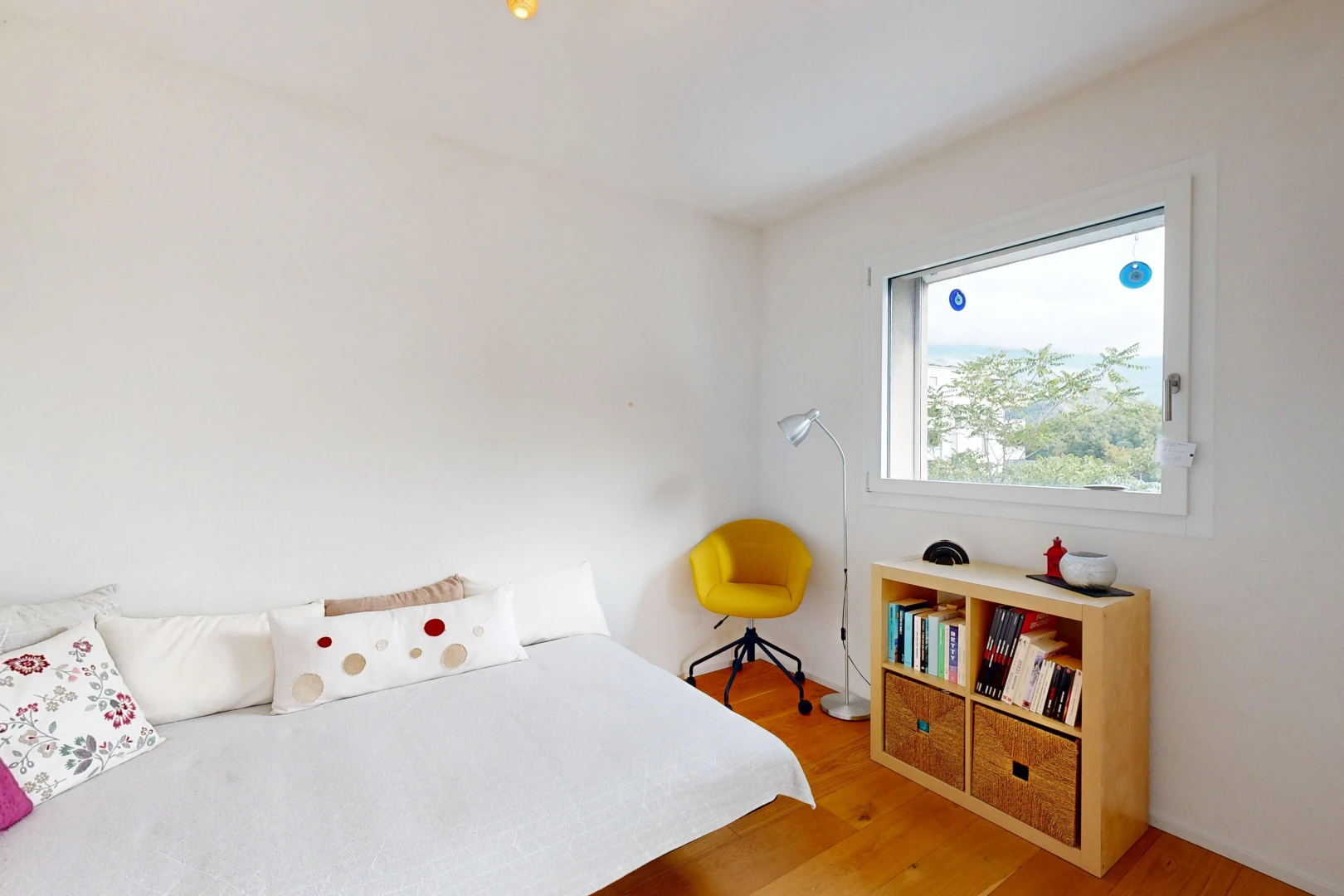 chambre avec lumière naturelle, cloison sèche, drywall, sol en finition bois, et wood finish floor
