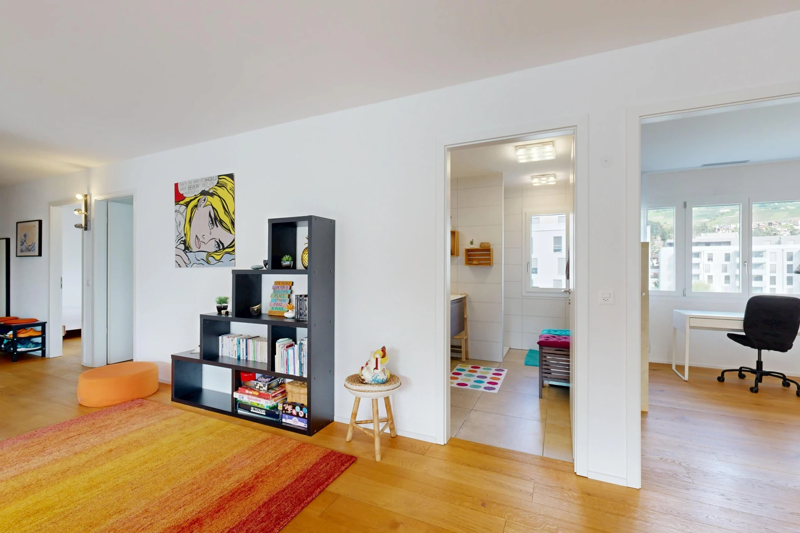 salon avec cloison sèche, drywall, sol en finition bois, wood finish floor, et inside property