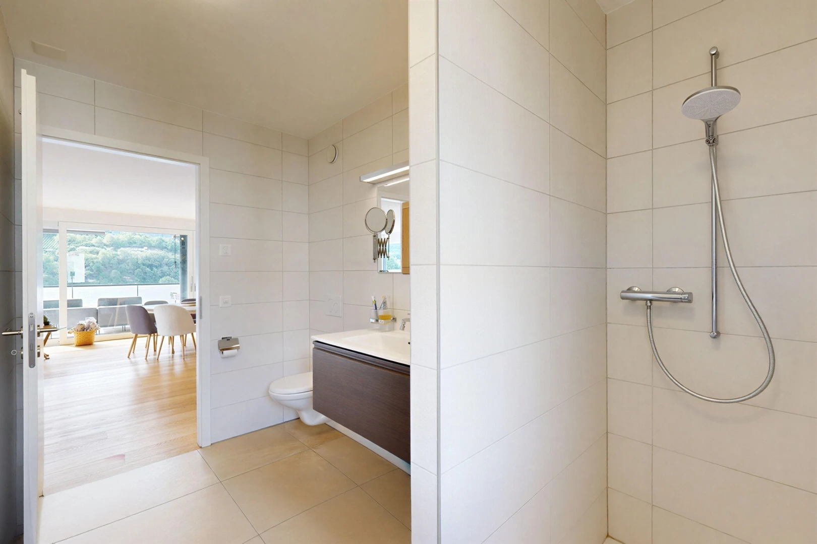salle de bains avec lavabo (ou coiffeuse selon le contexte), salle de bain complète, douche, toilette, et tile wall