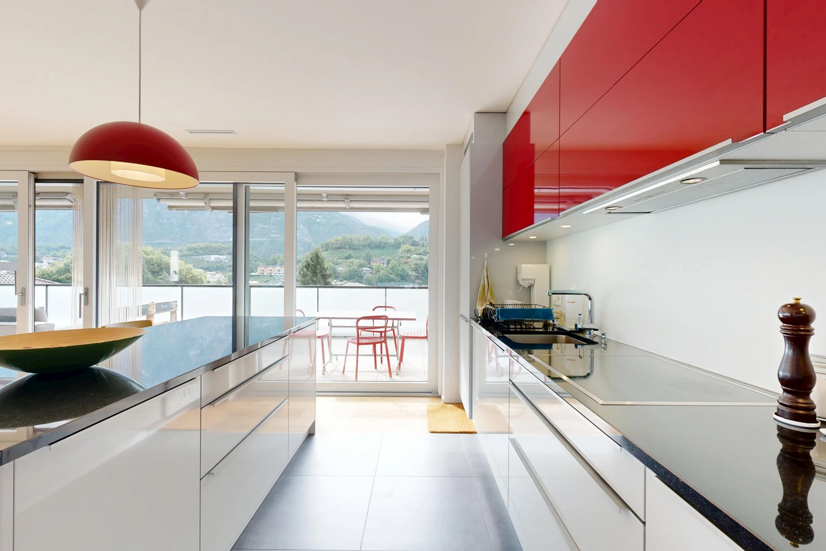 cuisine avec dark countertops, éclairage suspendu, inside property, light floor, et plaque de cuisson