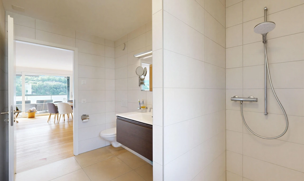 salle de bains avec lavabo (ou coiffeuse selon le contexte), salle de bain complète, douche, toilette, et tile wall