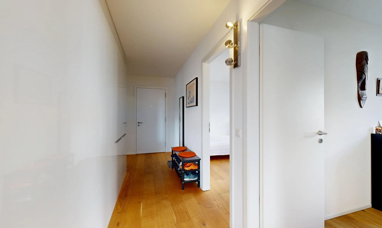 couloir avec drywall, cloison sèche, light floor, wood finish floor, et sol en finition bois