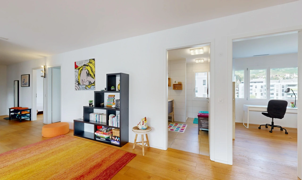 salon avec cloison sèche, drywall, sol en finition bois, wood finish floor, et inside property