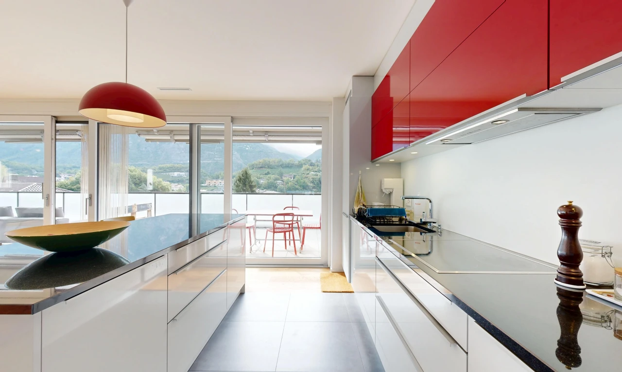 cuisine avec dark countertops, éclairage suspendu, inside property, light floor, et plaque de cuisson