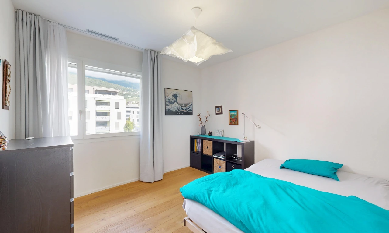 chambre avec drywall, cloison sèche, wood finish floor, sol en finition bois, et éclairage suspendu