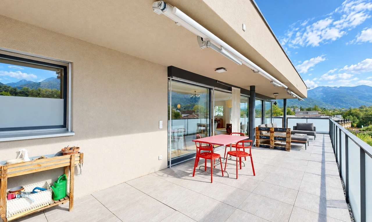 terrasse avec mountain view, vue sur la montagne, day time, terrasse, et espace de vie extérieur