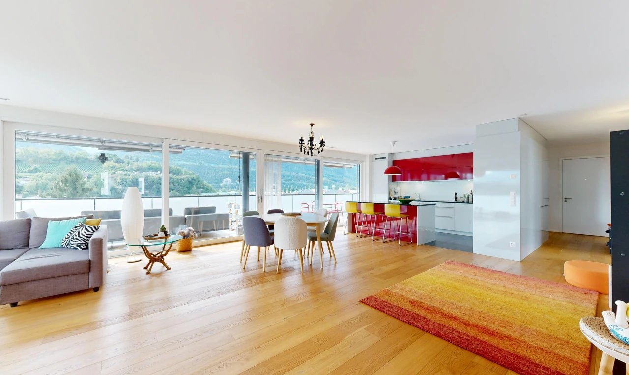 salon / salle à manger avec light floor, inside property, wood finish floor, sol en finition bois, et drywall