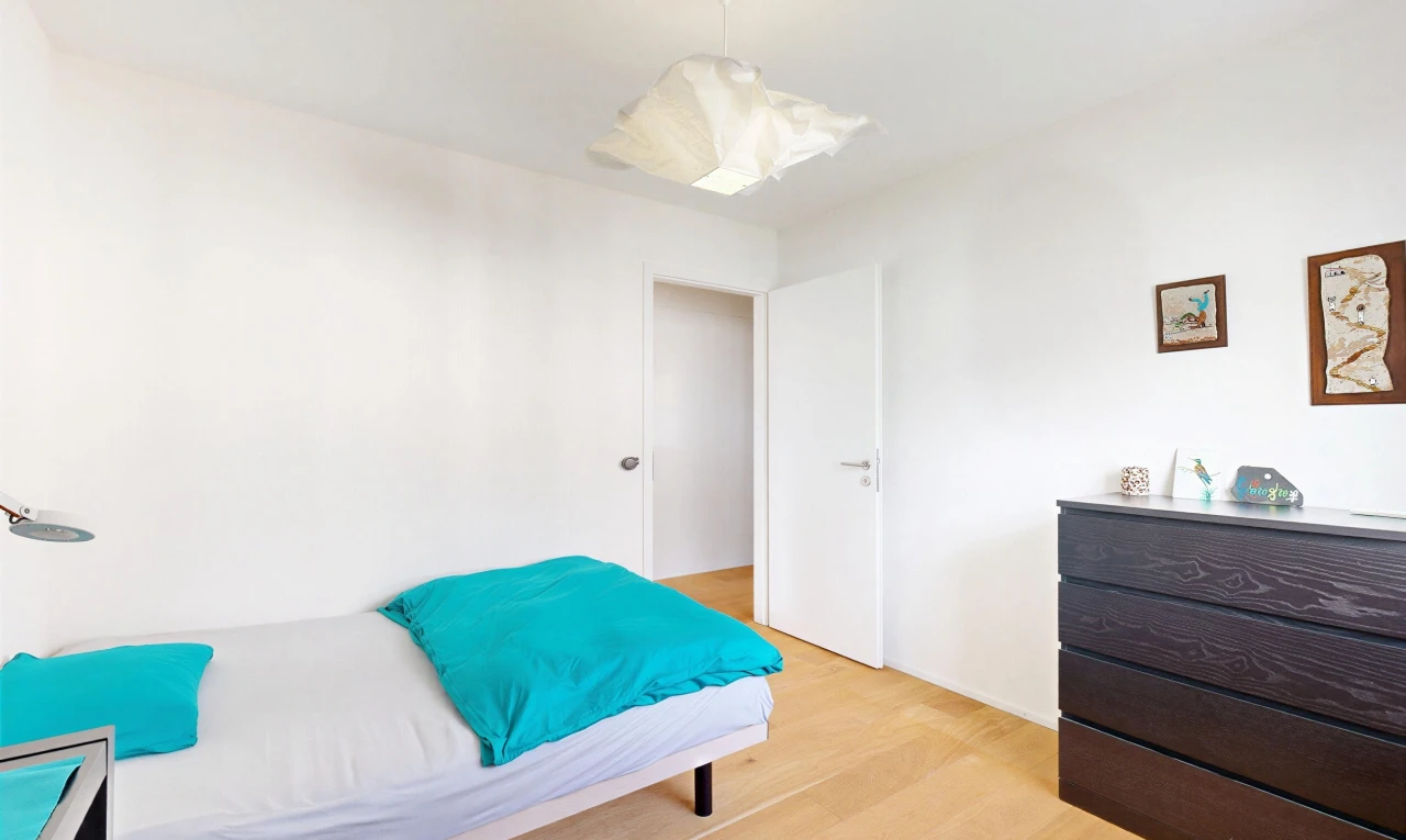 chambre avec drywall, cloison sèche, éclairage suspendu, wood finish floor, et sol en finition bois