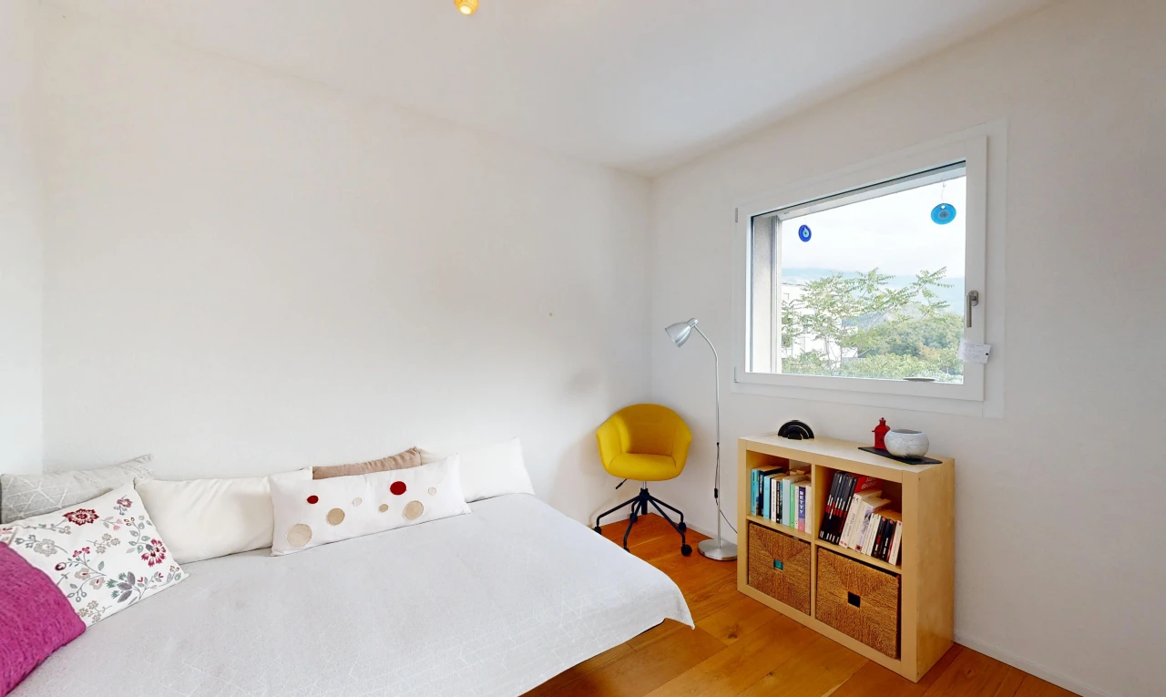 chambre avec lumière naturelle, cloison sèche, drywall, sol en finition bois, et wood finish floor