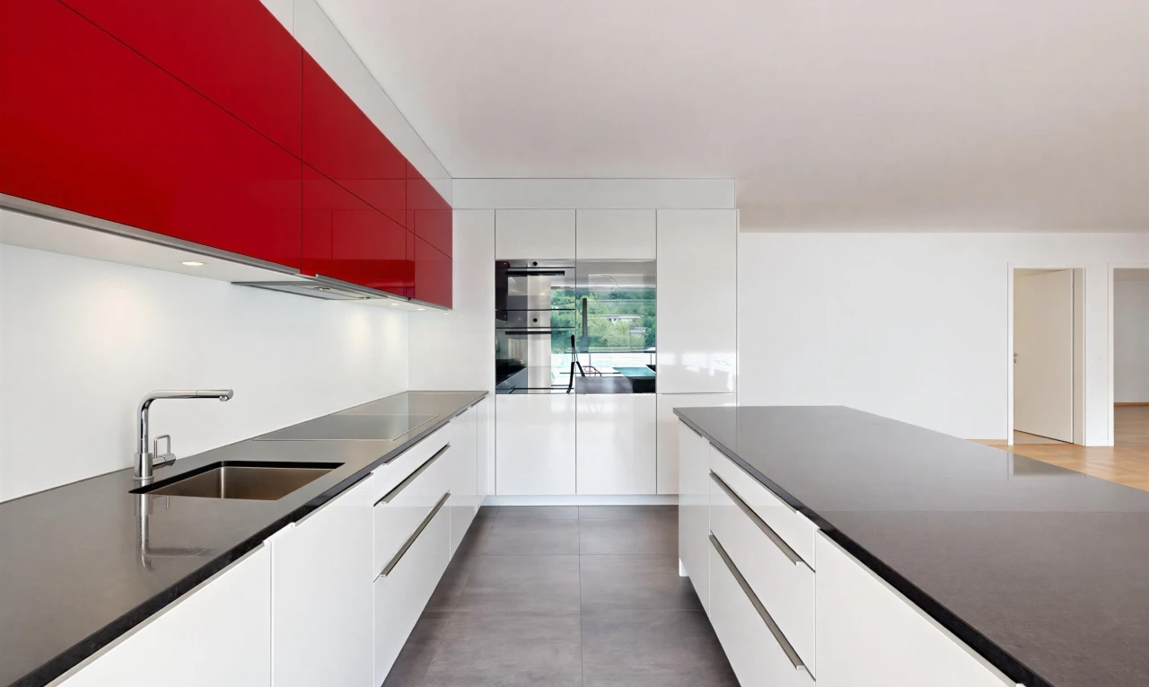 cuisine avec flat panel cabinets, armoires à panneau plat, two tone kitchen, dark countertops, et évier