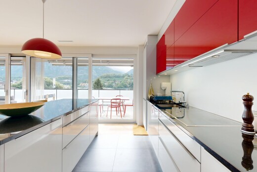 cuisine avec dark countertops, éclairage suspendu, inside property, light floor, et plaque de cuisson
