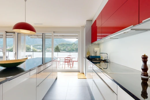 cuisine avec dark countertops, éclairage suspendu, inside property, light floor, et plaque de cuisson