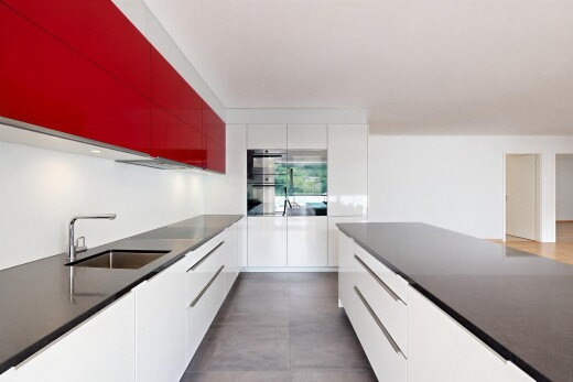 cuisine avec flat panel cabinets, armoires à panneau plat, two tone kitchen, dark countertops, et évier