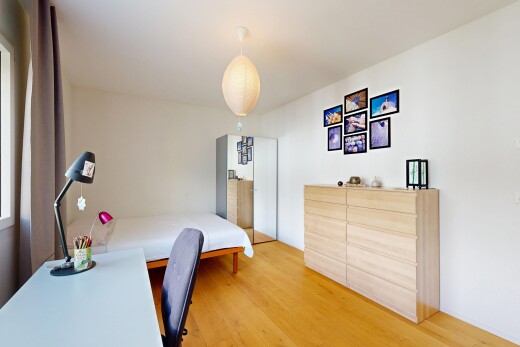 chambre avec cloison sèche, drywall, éclairage suspendu, sol en finition bois, et wood finish floor