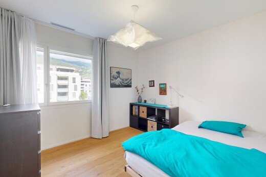 chambre avec drywall, cloison sèche, wood finish floor, sol en finition bois, et éclairage suspendu