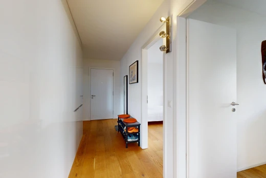couloir avec drywall, cloison sèche, light floor, wood finish floor, et sol en finition bois