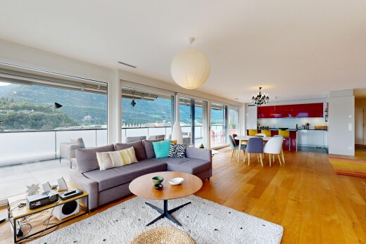 salon / salle à manger avec inside property, wood finish floor, sol en finition bois, et light floor
