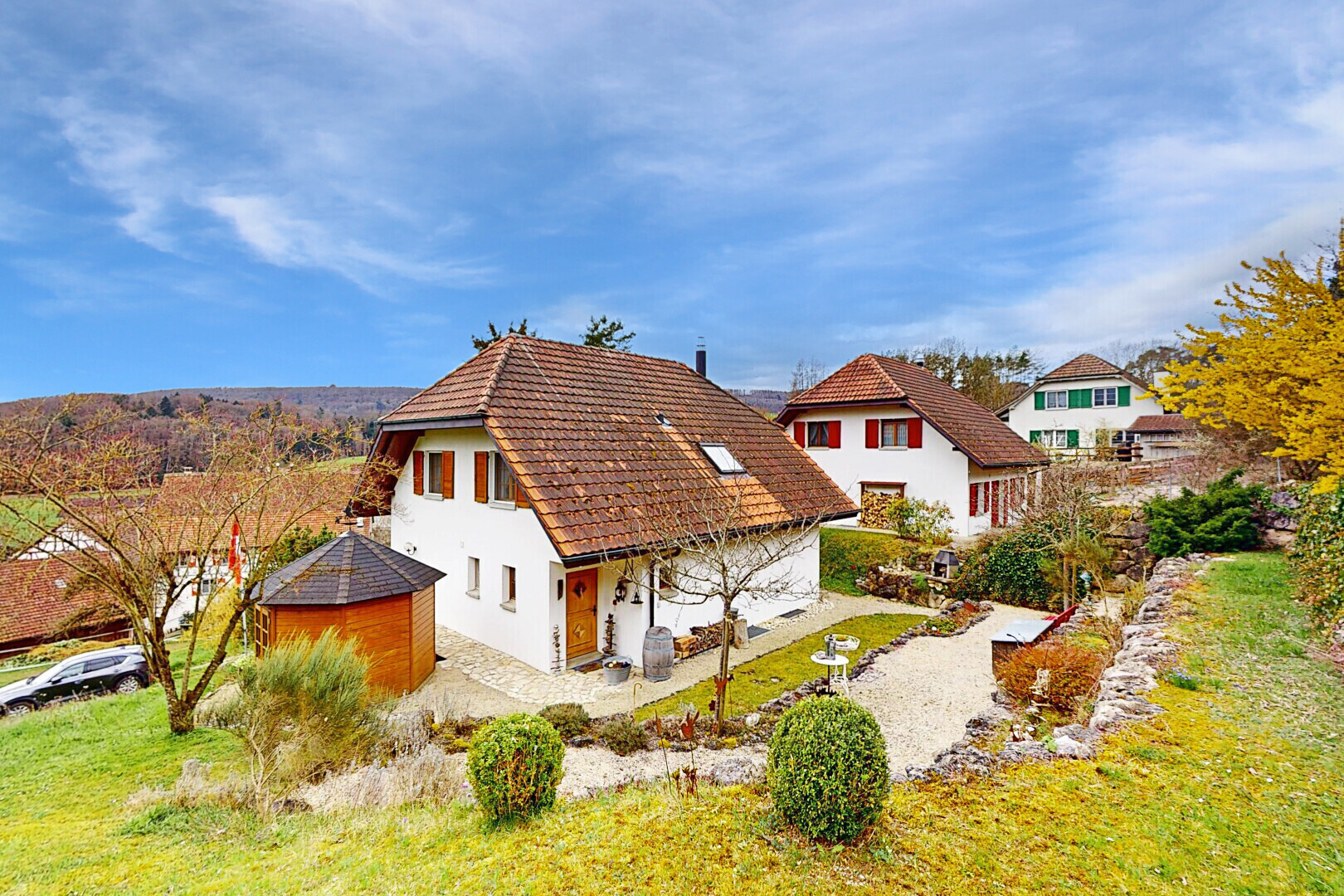 außenansicht mit stuckverkleidung, außenansicht, und rasen